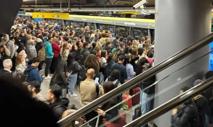Falha elétrica na Linha 4-Amarela paralisa trens e ativa operação Paese em SP