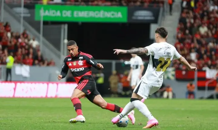 Óscar Cardozo marca o segundo gol do Olimpia contra o Flamengo