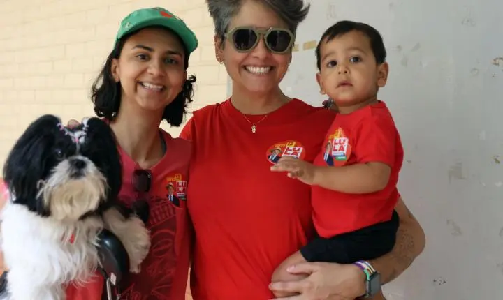 Pais levam filhos às urnas para incentivar a educação cidadã