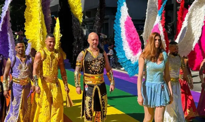 Parada do Orgulho LGBT+ em São Paulo destaca a importância do voto com urna gigante na Avenida Paulista