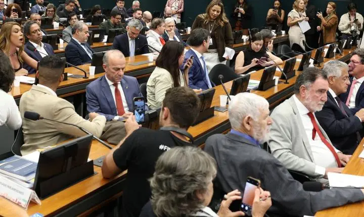 Pedido de revisão adia análise da PEC que encerra jornada 6x1 na CCJ da Câmara