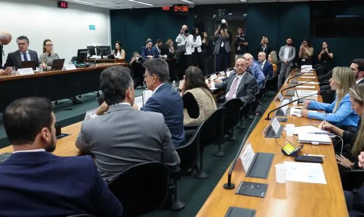 Votação da PEC que encerra escala 6x1 é adiada após pedido de vista