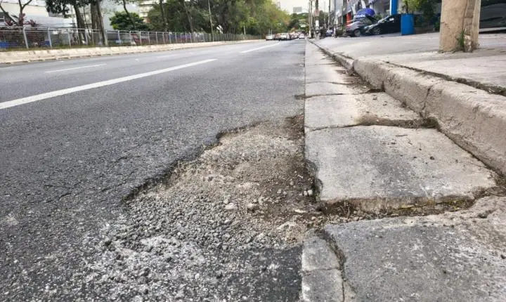 Serviço de tapa-buraco soma quase 52 mil pedidos em vias de SP, até nas recapeadas