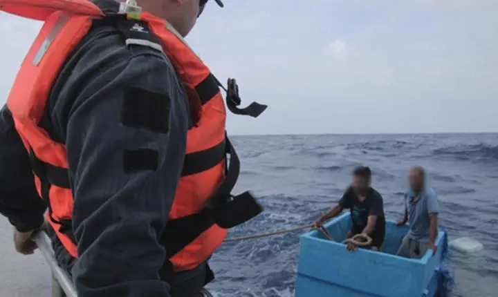 Pescadores resgatados no mar sobrevivem cinco dias em caixa térmica