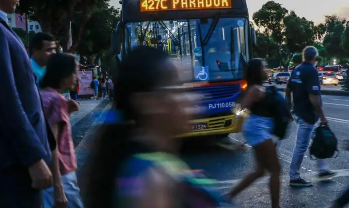 Abstenção nas urnas cresce devido à solidão e exaustão mental no Brasil