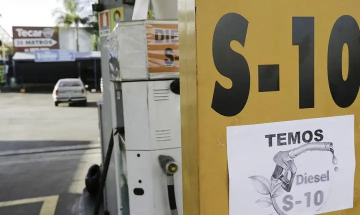 Petrobras adere a nova subvenção para óleo diesel e ajusta preços em R$ 1,12
