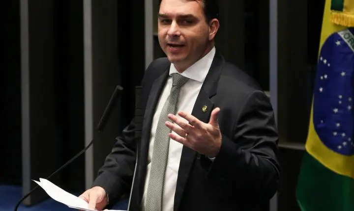 PGR solicita oitiva de Flávio Bolsonaro em investigação por calúnia contra Lula