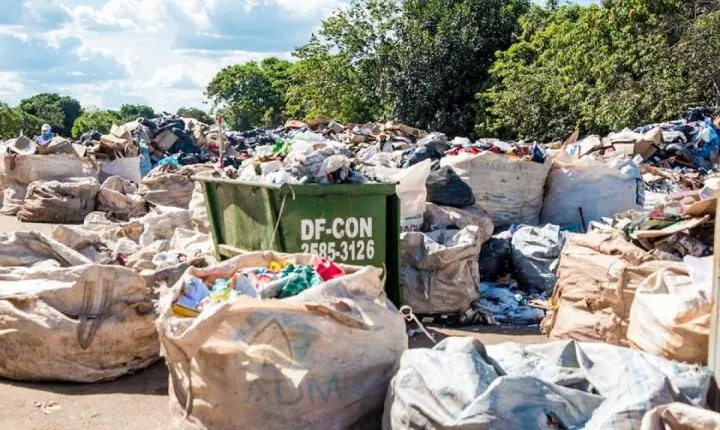 Morador de Teresina será autuado por acúmulo de lixo em residência