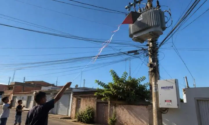 Pipa na rede elétrica pode interromper energia em bairros inteiros de Goiás