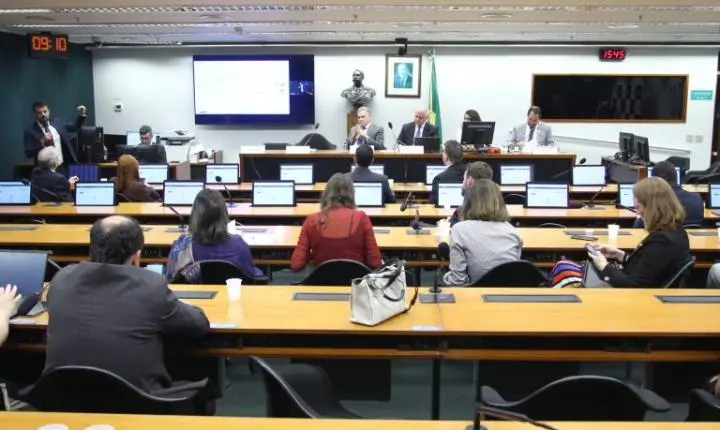 Pirataria e informalidade elevam custos da indústria e demandam ação coordenada, apontam especialistas na Câmara