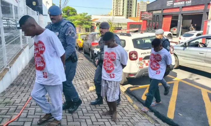PM apreende jovens com camiseta de Lula e mãe alega flagrante forjado