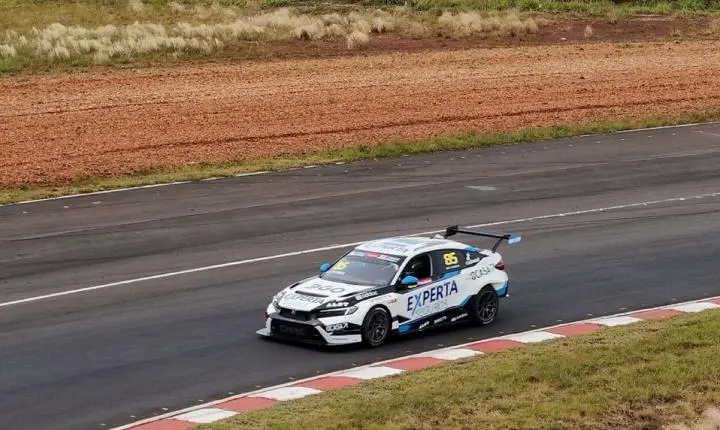 Acidente em corrida na Argentina: pneu atinge espectador no gramado