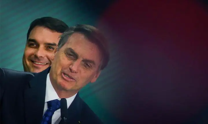 Flávio Bolsonaro é lançado à presidência sob o forte apoio de Jair Bolsonaro