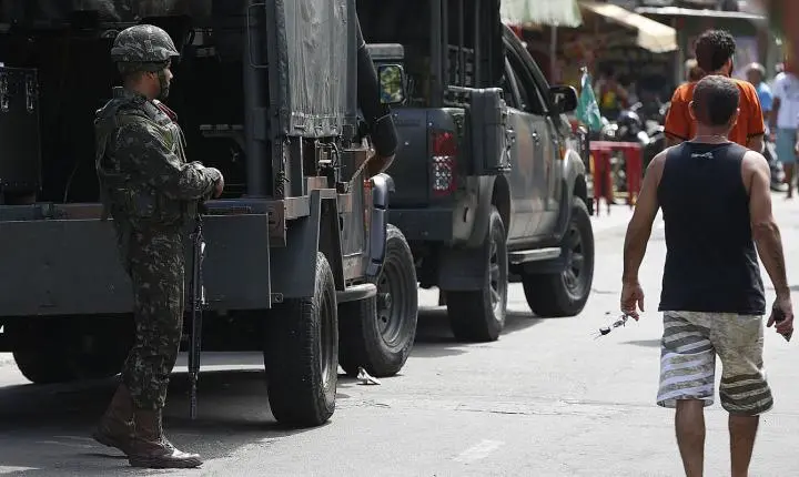 Polícia cumpre dezenas de mandados de prisão contra o Terceiro Comando Puro no Complexo da Maré