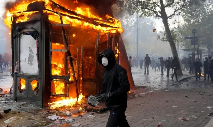 Protestos em Paris são proibidos pela polícia em áreas como o Louvre