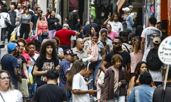 População brasileira envelhece e registra menor taxa de crescimento