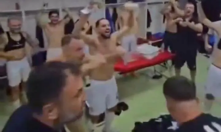 Presidente de clube distribui dinheiro em vestiário após vitória na Albânia