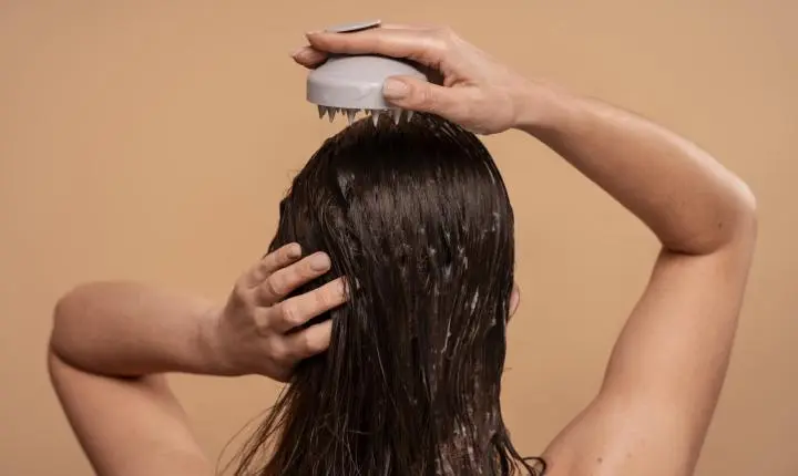 Como evitar o acúmulo de produtos nos fios e devolver a leveza ao cabelo