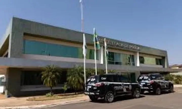 Professora é detida por desacato em delegacia; companheiro também é preso por dirigir embriagado