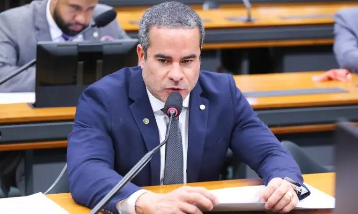 Projeto de lei criminaliza fraude por desconto indevido em folha
