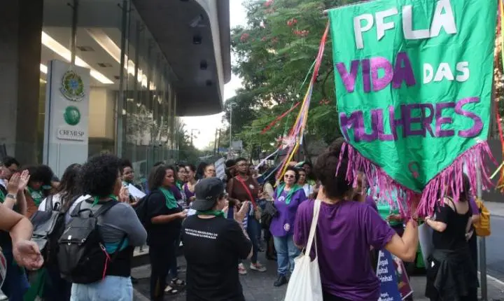 Projeto de lei criminaliza incentivo ao suicídio na violência doméstica