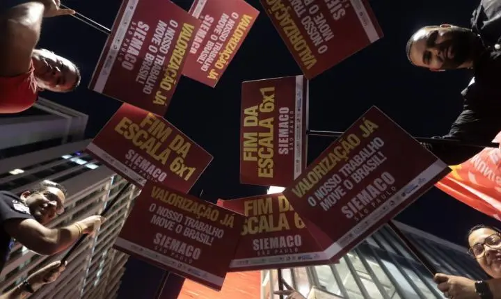 Manifestação pelo fim da escala 6x1 mobiliza milhares na Avenida Paulista