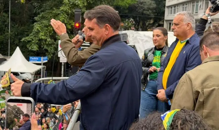 Flávio Bolsonaro critica Lula e Alexandre de Moraes em ato na Avenida Paulista