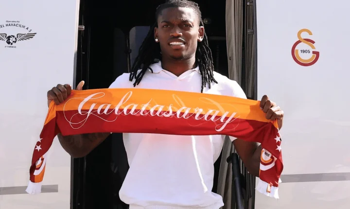 Rafael Leao chega à Turquia e negocia transferência para o Galatasaray