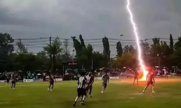 Raio atinge jogadores em partida de futebol na Tailândia, deixando um morto e feridos