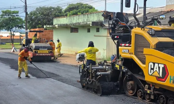 Recapeamento asfáltico chega à Rua Botucatu no Jardim Ingá em Luziânia