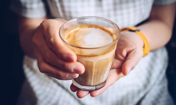 Aprenda a fazer café anti-inflamatório para aliviar dores nas articulações