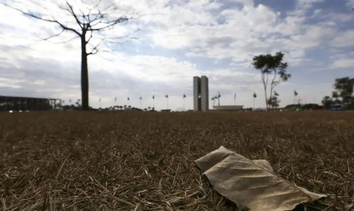 Região Sul enfrenta risco de temporal com granizo enquanto calor afeta o país