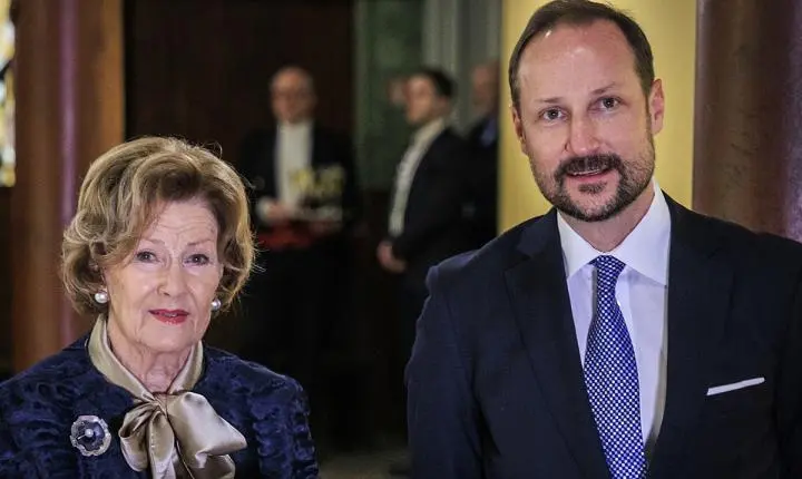 Rei da Noruega retira título de majestade da rainha Sonja