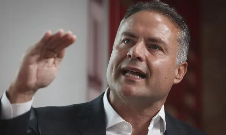 Renan Filho critica voto de Flávio Bolsonaro sobre direitos trabalhistas