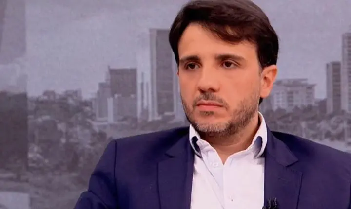Renan Santos se diz o único capaz de enfrentar Lula e Flávio na eleição