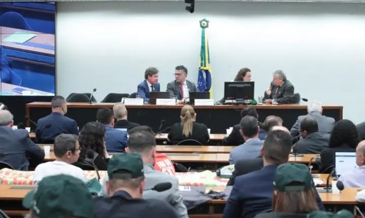 Sindicatos solicitam fim imediato da escala 6x1 sem período de adaptação