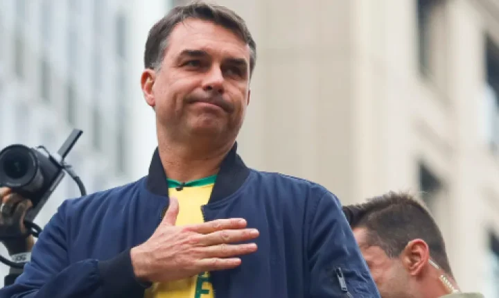 Flávio Bolsonaro recebe o apoio do Republicanos no segundo turno