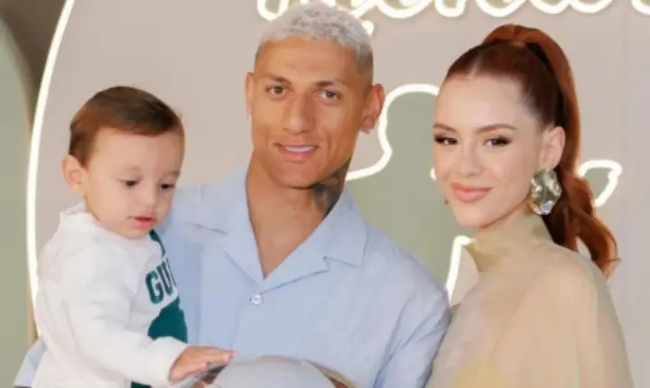 Richarlison anuncia casamento com Amanda Araújo após três anos juntos