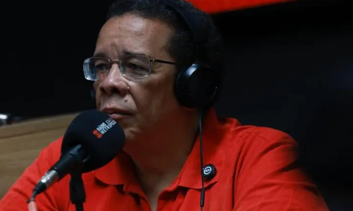 Professor Robson critica adversários em debate do Sinpro-DF