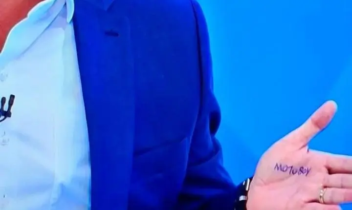 O que estava escrito na mão de Flávio Bolsonaro na sabatina
