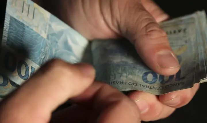 Rendimento médio do trabalhador brasileiro atinge R$ 3.722 e estabelece novo recorde