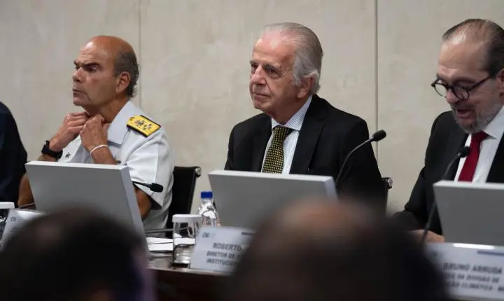 Ministro da Defesa diz que abriria o portão se os EUA invadissem o Brasil