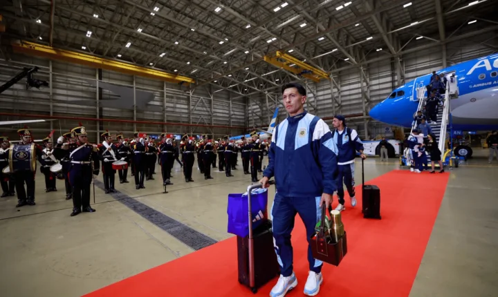 Argentina retorna a Buenos Aires após vice na Copa do Mundo sem Messi