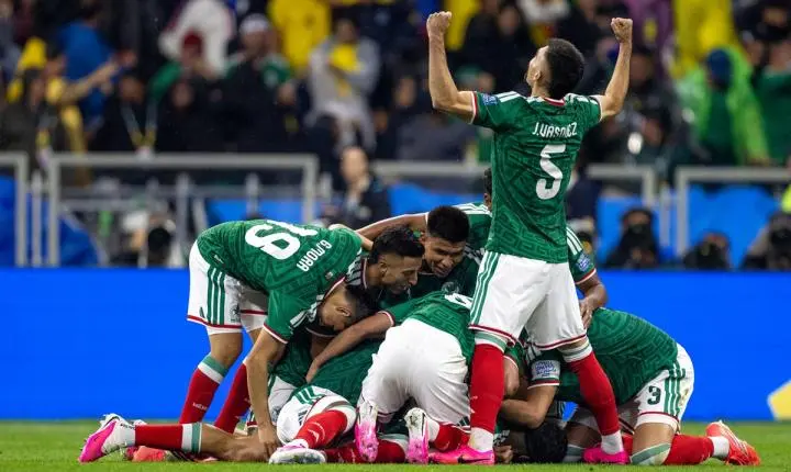 México preserva invencibilidade histórica no Estádio Azteca após vitória contra Equador