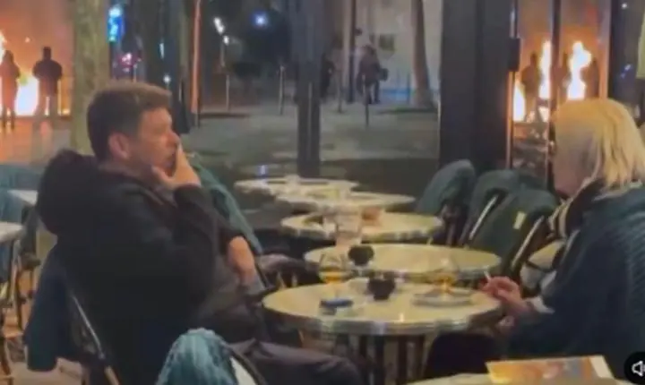 Casal bebe em Paris durante protestos violentos e vídeo viraliza