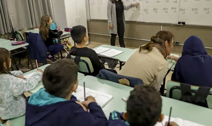 Senado aprova medida provisória que define piso salarial de R$ 5.130 para professores