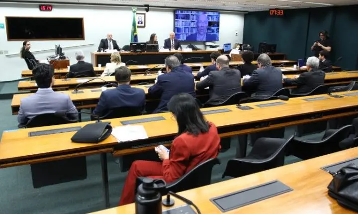 Setor empresarial defende alívio em encargos e critica fim da escala 6x1