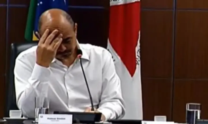 Simões chora na transição para Cleitinho e diz que ciclo se encerra