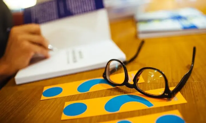 Singapura lança programa de incentivo à leitura que paga jovens por livro lido