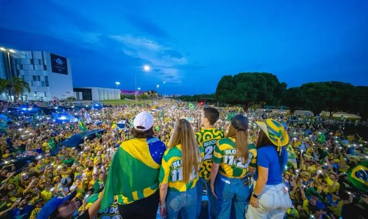 Apoiadores de Flávio e Celina cantam o Hino Nacional em ato no DF